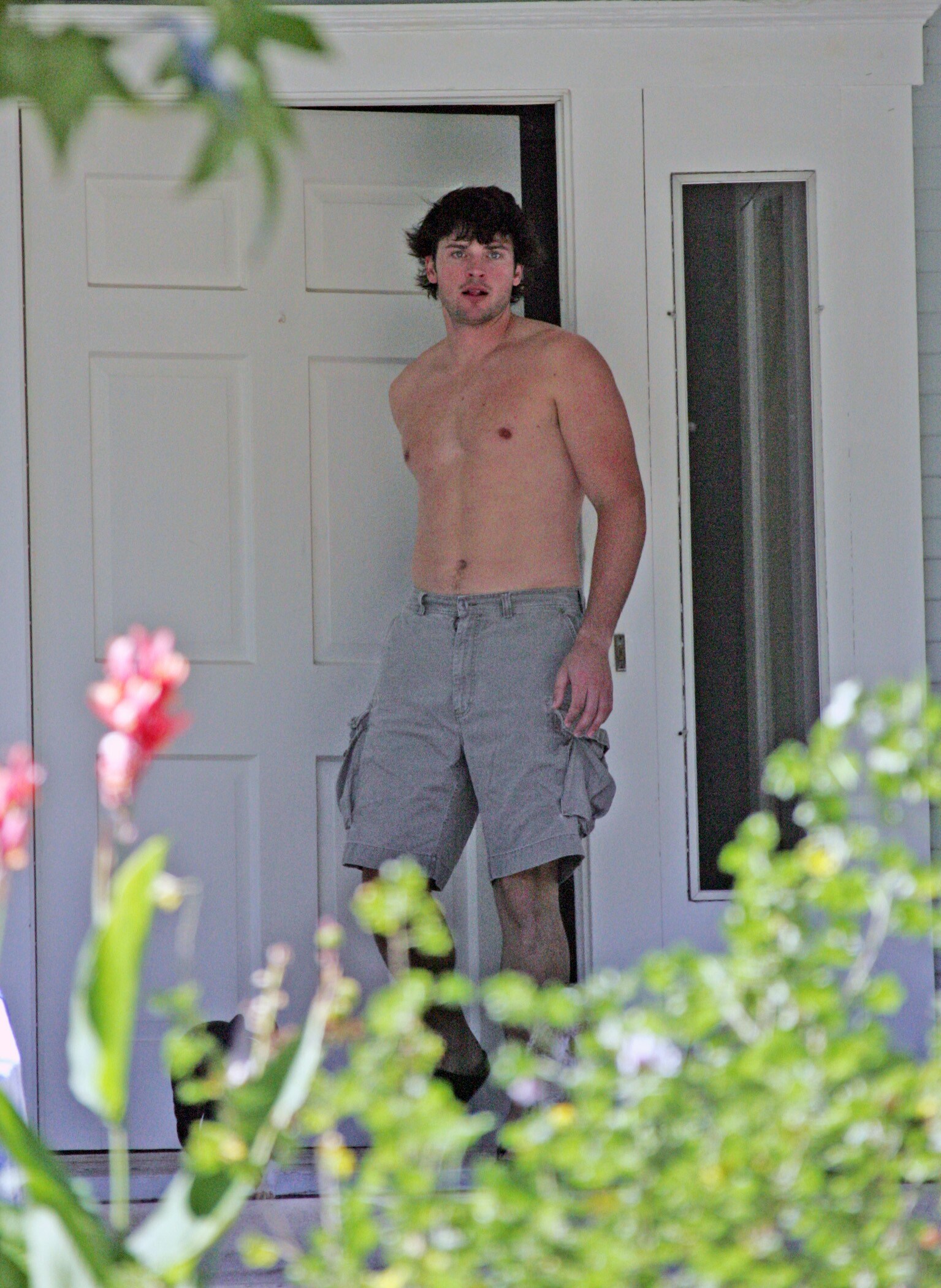 20242_celebutopia_Tom_Welling_shirtless_with_his_laptop_141007_04_122_783lo...