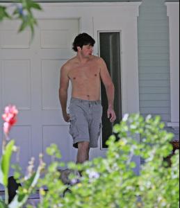 20258_celebutopia_Tom_Welling_shirtless_with_his_laptop_141007_11_122_666lo.jpg