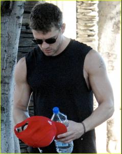 79924_ryan_phillippe_buff_02_122_661lo.jpg