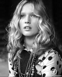 000000095222_toni_garrn_fullsize.jpg