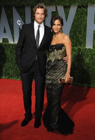 Celebutopia-Halle_Berry_arrives_at_the_2009_Vanity_Fair_Oscar_party-29.JPG