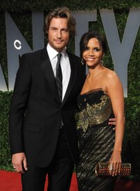 Celebutopia-Halle_Berry_arrives_at_the_2009_Vanity_Fair_Oscar_party-31.JPG