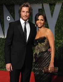 Celebutopia-Halle_Berry_arrives_at_the_2009_Vanity_Fair_Oscar_party-32.JPG