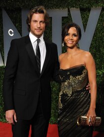 Celebutopia-Halle_Berry_arrives_at_the_2009_Vanity_Fair_Oscar_party-34.JPG