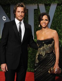 Celebutopia-Halle_Berry_arrives_at_the_2009_Vanity_Fair_Oscar_party-35.JPG