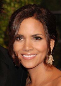 Celebutopia-Halle_Berry_arrives_at_the_2009_Vanity_Fair_Oscar_party-54.jpg