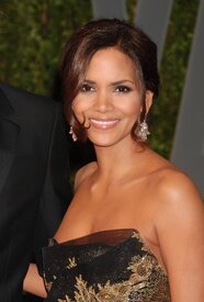 Celebutopia-Halle_Berry_arrives_at_the_2009_Vanity_Fair_Oscar_party-62.jpg