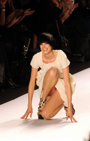 Preppie_-_Agyness_Deyn_at_Naomi_Campbells_Fashion_For_Relief_Show_at_MBFW_at_Bryant_Park_2610.jpg