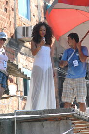 celebrity-paradise.com-The_Elder-Alicia_Keys_2010-02-09_-_filming_upcoming_video_for_Put_It_In_A_Love_Song.jpg