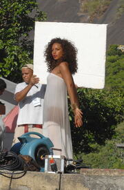 celebrity-paradise.com-The_Elder-Alicia_Keys_2010-02-09_-_filming_upcoming_video_for_Put_It_In_A_Love_Song_131.jpg