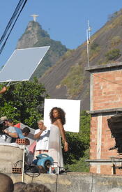 celebrity-paradise.com-The_Elder-Alicia_Keys_2010-02-09_-_filming_upcoming_video_for_Put_It_In_A_Love_Song_144.jpg