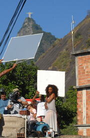 celebrity-paradise.com-The_Elder-Alicia_Keys_2010-02-09_-_filming_upcoming_video_for_Put_It_In_A_Love_Song_3119.jpg