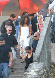 celebrity-paradise.com-The_Elder-Alicia_Keys_2010-02-09_-_filming_upcoming_video_for_Put_It_In_A_Love_Song_359.jpg