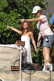 celebrity-paradise.com-The_Elder-Alicia_Keys_2010-02-09_-_filming_upcoming_video_for_Put_It_In_A_Love_Song_6122.jpg