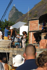 celebrity-paradise.com-The_Elder-Alicia_Keys_2010-02-09_-_filming_upcoming_video_for_Put_It_In_A_Love_Song_8109.jpg