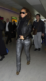 Preppie_-_Alicia_Keys_arriving_at_Heathrow_Airport_in_London_-_Feb._16_2010_057.JPG