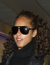 Preppie_-_Alicia_Keys_arriving_at_Heathrow_Airport_in_London_-_Feb._16_2010_121.JPG