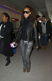 Preppie_-_Alicia_Keys_arriving_at_Heathrow_Airport_in_London_-_Feb._16_2010_145.JPG