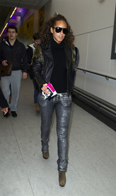 Preppie_-_Alicia_Keys_arriving_at_Heathrow_Airport_in_London_-_Feb._16_2010_287.JPG
