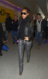 Preppie_-_Alicia_Keys_arriving_at_Heathrow_Airport_in_London_-_Feb._16_2010_532.JPG
