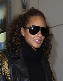 Preppie_-_Alicia_Keys_arriving_at_Heathrow_Airport_in_London_-_Feb._16_2010_610.JPG