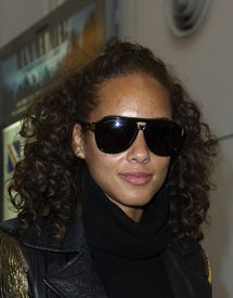 Preppie_-_Alicia_Keys_arriving_at_Heathrow_Airport_in_London_-_Feb._16_2010_765.JPG