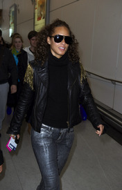 Preppie_-_Alicia_Keys_arriving_at_Heathrow_Airport_in_London_-_Feb._16_2010_791.JPG