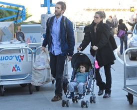 Preppie_-_Amanda_Peet_flies_out_of_LAX_Airport_-_Feb._7_2010_137.jpg