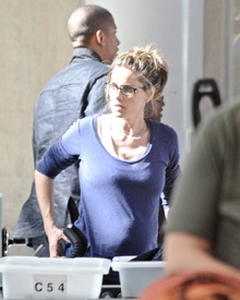 Preppie_-_Amanda_Peet_flies_out_of_LAX_Airport_-_Feb._7_2010_2133.jpg