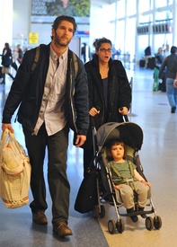 Preppie_-_Amanda_Peet_flies_out_of_LAX_Airport_-_Feb._7_2010_7141.jpg