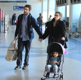 Preppie_-_Amanda_Peet_flies_out_of_LAX_Airport_-_Feb._7_2010_740.jpg