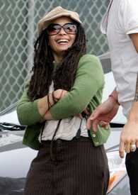 Preppie_-_Zoe_Kravitz_and_Lisa_Bonet_out_to_lunch_on_Venice_-_Dec._28_2009_027.jpg