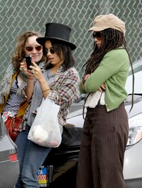 Preppie_-_Zoe_Kravitz_and_Lisa_Bonet_out_to_lunch_on_Venice_-_Dec._28_2009_219.jpg