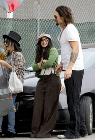 Preppie_-_Zoe_Kravitz_and_Lisa_Bonet_out_to_lunch_on_Venice_-_Dec._28_2009_342.jpg