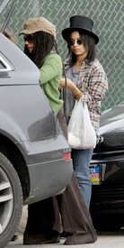 Preppie_-_Zoe_Kravitz_and_Lisa_Bonet_out_to_lunch_on_Venice_-_Dec._28_2009_630.jpg