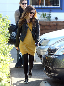 Preppie_-_Rachel_Bilson_candids_in_West_Hollywood_2283.jpg