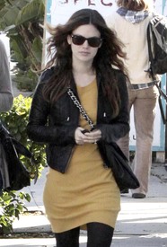 Preppie_-_Rachel_Bilson_candids_in_West_Hollywood_2308.jpg