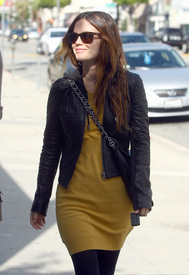 Preppie_-_Rachel_Bilson_candids_in_West_Hollywood_4112.jpg