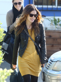 Preppie_-_Rachel_Bilson_candids_in_West_Hollywood_4265.jpg