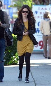 Preppie_-_Rachel_Bilson_candids_in_West_Hollywood_5257.jpg