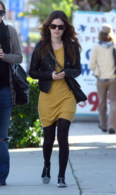 Preppie_-_Rachel_Bilson_candids_in_West_Hollywood_6139.jpg