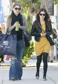 Preppie_-_Rachel_Bilson_candids_in_West_Hollywood_7320.jpg