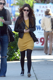 Preppie_-_Rachel_Bilson_candids_in_West_Hollywood_8129.jpg