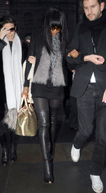 celebrity-paradise.com-The_Elder-Naomi_Campbell_2010-02-12_-_Relief_Haiti_in_New_York_7192.jpg