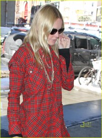 kate-bosworth-plaid-shirt-nyc-02.jpg