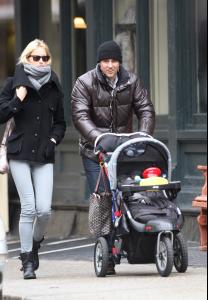 31389_Tikipeter_Karolina_Kurkova_out_with_family_002_123_470lo.jpg