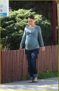 natalie_portman_growing_baby_bump_01.jpg