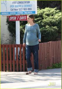 natalie_portman_growing_baby_bump_04.jpg