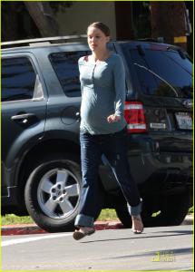 natalie_portman_growing_baby_bump_05.jpg