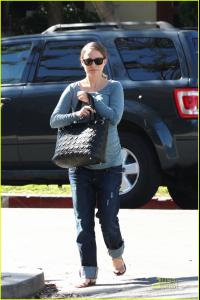 natalie_portman_growing_baby_bump_06.jpg